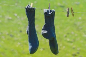 Sorte sokker hænger til tørre